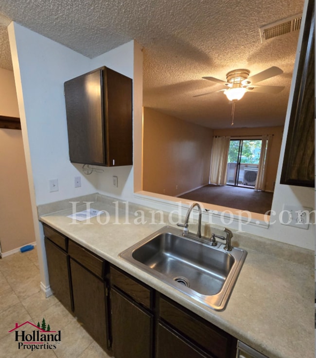 8747 SW Brightfield Cir in Portland, OR - Building Photo - Building Photo