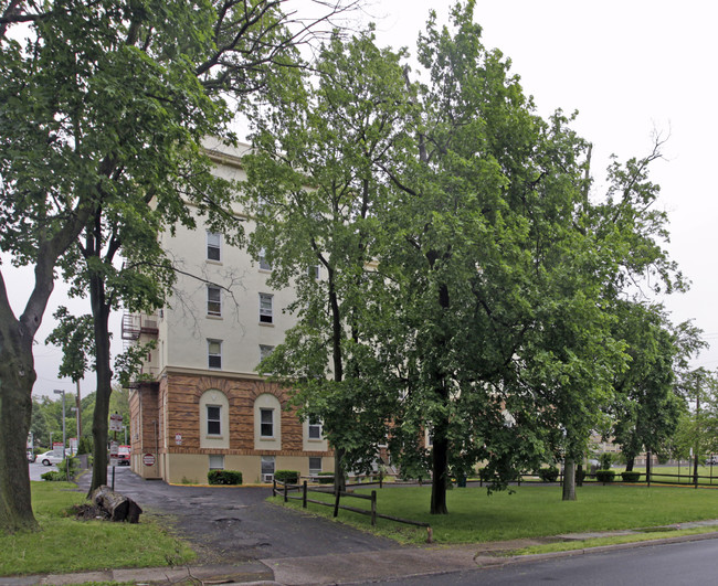 Lauvir Court in Englewood, NJ - Building Photo - Building Photo