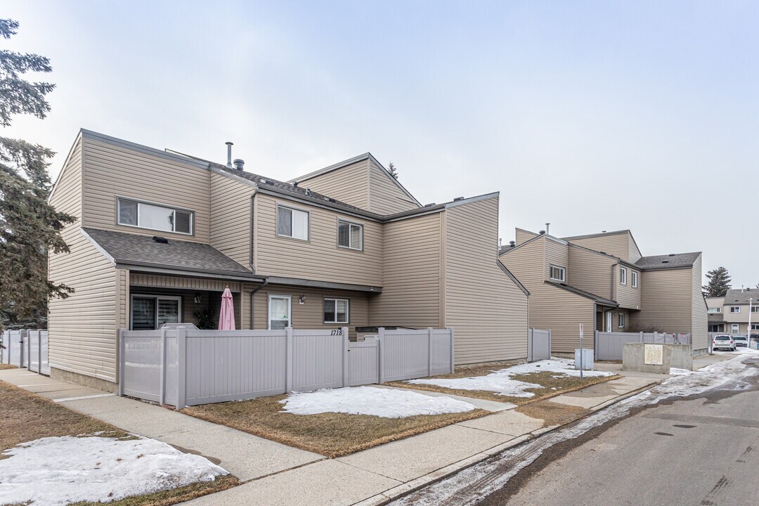 Cedarwood Court in Edmonton, AB - Building Photo