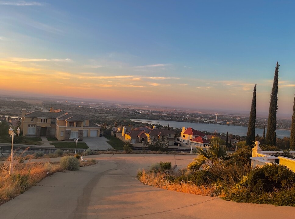 238 Lakeview Dr in Palmdale, CA - Building Photo