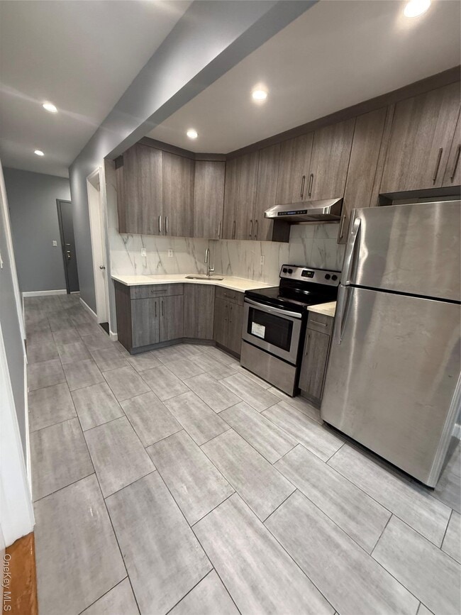 66-76 Fresh Pond Rd in Queens, NY - Building Photo - Building Photo