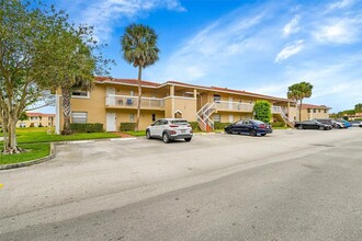10149 Twin Lakes Dr, Unit 2-B in Coral Springs, FL - Foto de edificio - Building Photo