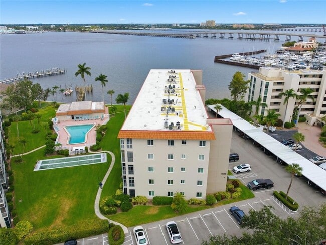 1600 1st Ave W, Unit 304A in Bradenton, FL - Foto de edificio - Building Photo