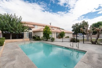 4-unit in Cathedral City, CA - Foto de edificio - Building Photo