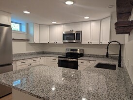 4 Cannon Rd in Brookfield, CT - Building Photo