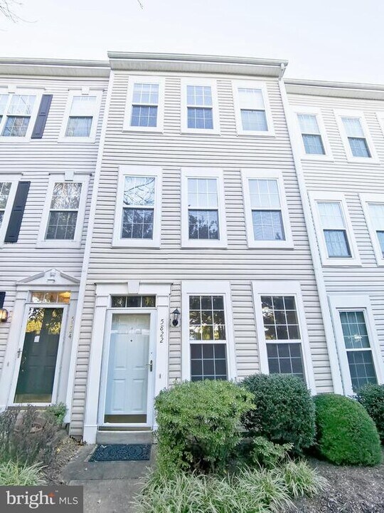 5822 Cowling Ct in Alexandria, VA - Building Photo