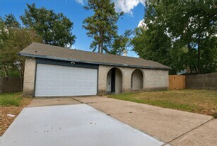 7015 Maple Fox Dr in Humble, TX - Building Photo