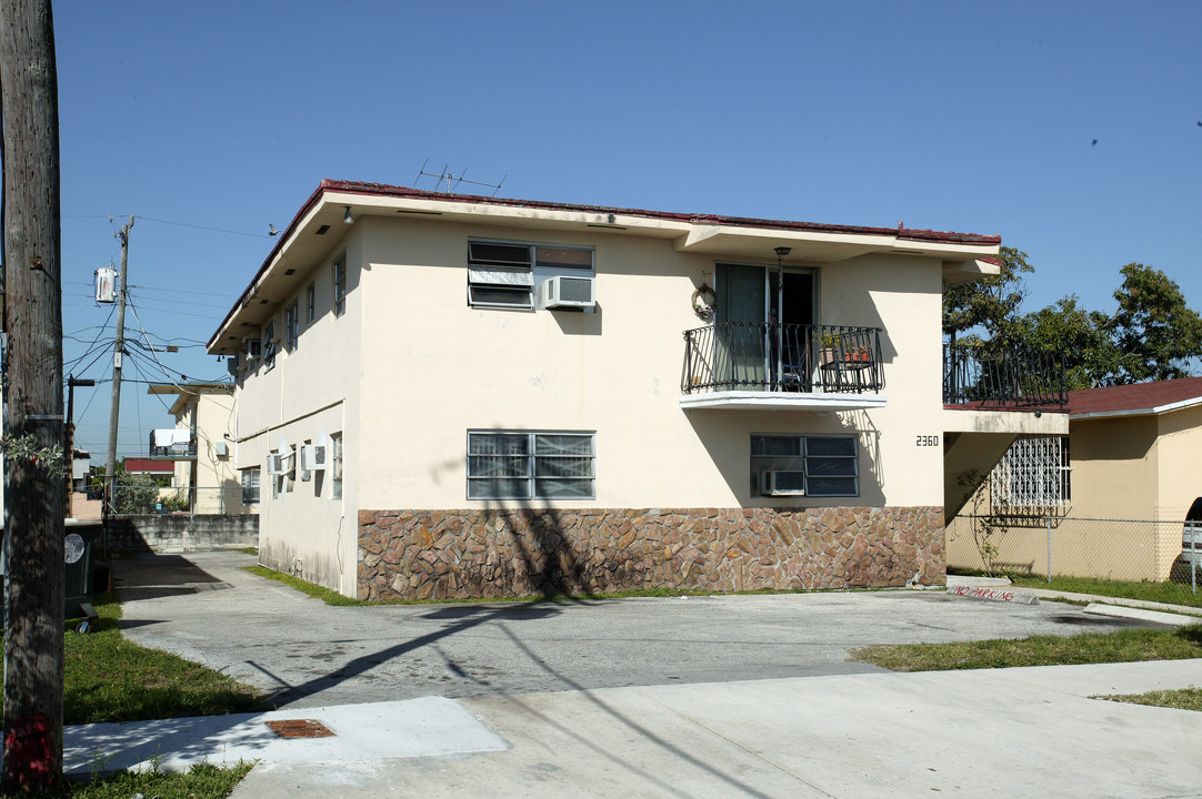 2360 W 9th Ct in Hialeah, FL - Foto de edificio