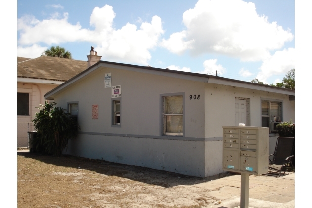 908-912 5th St in West Palm Beach, FL - Building Photo