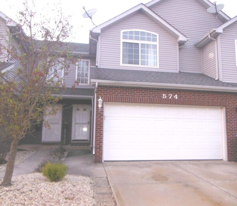 574 Boulder Dr in Morris, IL - Building Photo