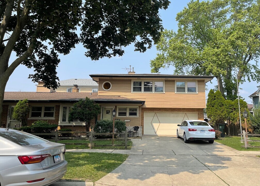 2200 Oakton St in Park Ridge, IL - Building Photo