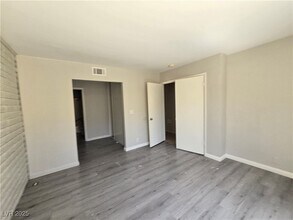 4305 E Moonlight Dr in Las Vegas, NV - Building Photo - Building Photo