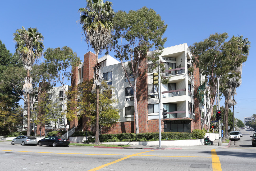 750 S Bundy Dr in Los Angeles, CA - Foto de edificio