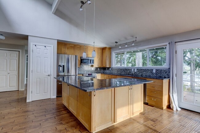 2180 Aurora Ct in Oak Harbor, WA - Building Photo - Building Photo