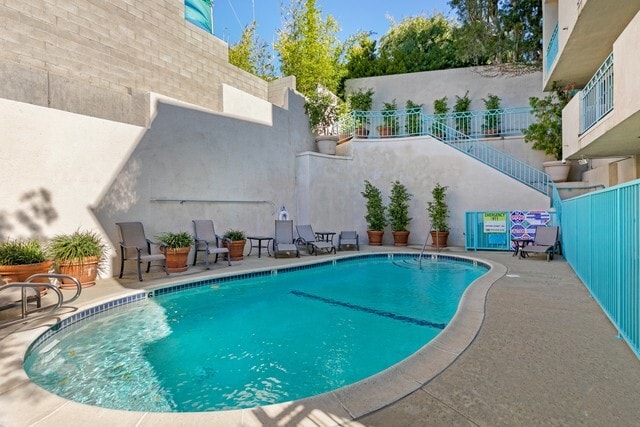 390 S Sepulveda Blvd, Unit 311 in Los Angeles, CA - Foto de edificio - Building Photo