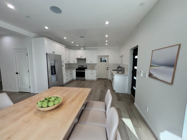 22528 Burbank Blvd in Woodland Hills, CA - Foto de edificio - Building Photo