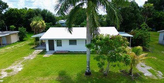 559-561 Wood Ave in Ft. Myers, FL - Building Photo