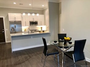 148 S Front St in Farmingdale, NY - Foto de edificio - Building Photo