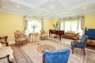 10 Woodbourne Rd in Great Neck, NY - Building Photo - Building Photo
