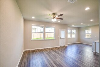 3201 College Park Dr, Unit 27 in Round Rock, TX - Foto de edificio - Building Photo