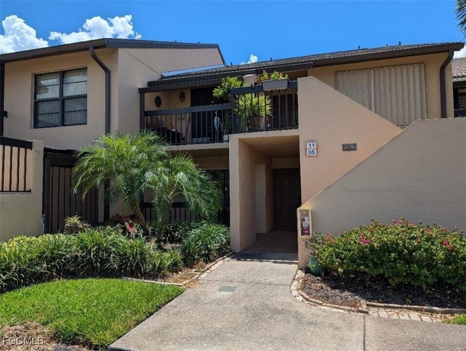 15493 Admiralty Cir in North Fort Myers, FL - Building Photo