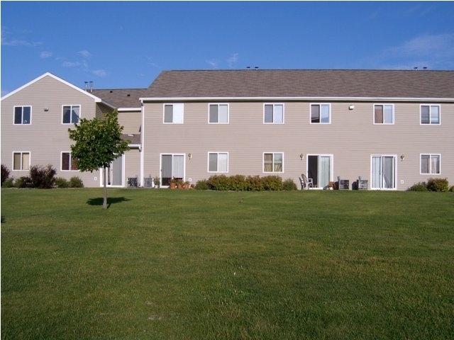 Pelican Rapids Townhomes in Pelican Rapids, MN - Foto de edificio - Building Photo