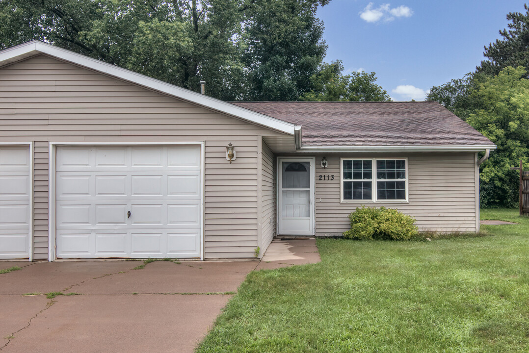 2101 Mittelstadt Ln in Eau Claire, WI - Building Photo