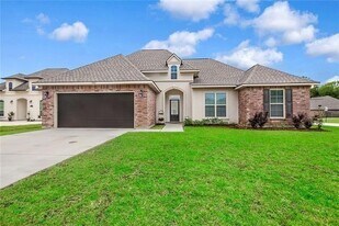 1933 Bryce Dr in Covington, LA - Building Photo