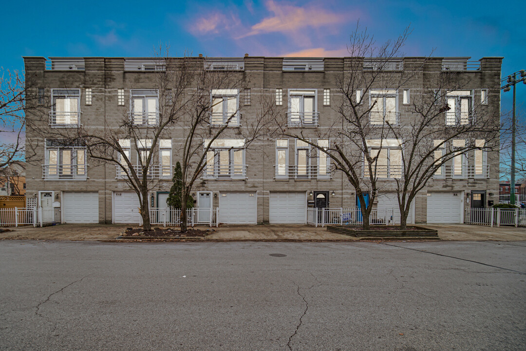 2201 W Ohio St in Chicago, IL - Building Photo