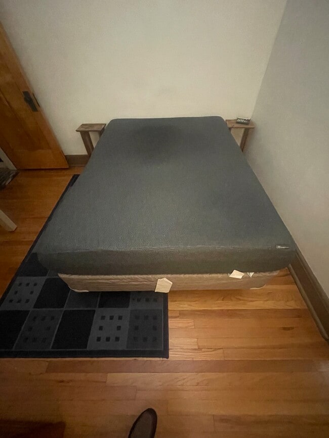 2407 Grove Ave, Unit West Bedroom in Berwyn, IL - Building Photo - Building Photo