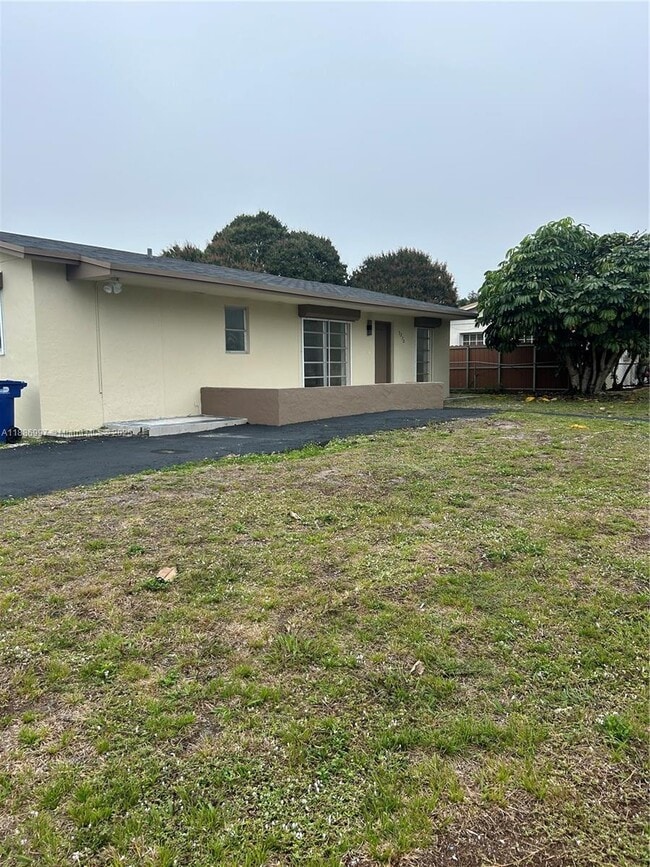 3270 NW 196th Ln in Miami Gardens, FL - Building Photo - Building Photo