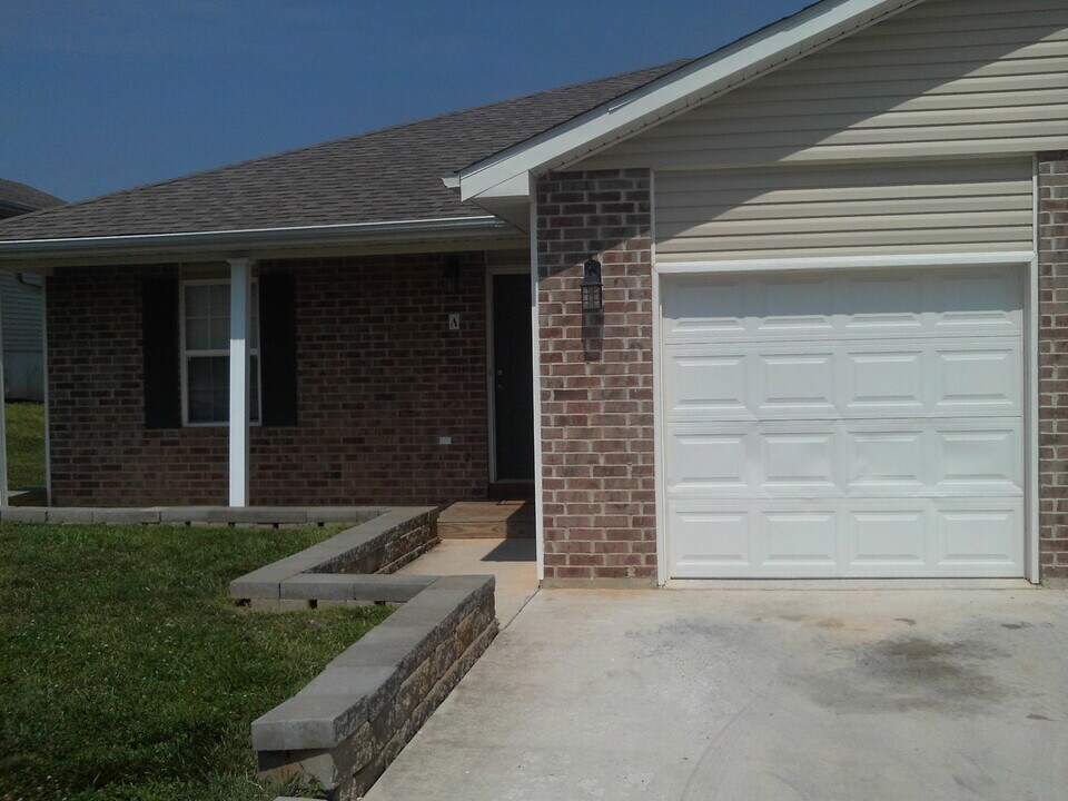 21029 Homer Rd in St. Robert, MO - Building Photo