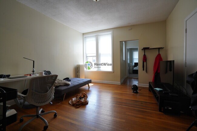 1120 Commonwealth Ave, Unit 11 in Boston, MA - Foto de edificio - Building Photo