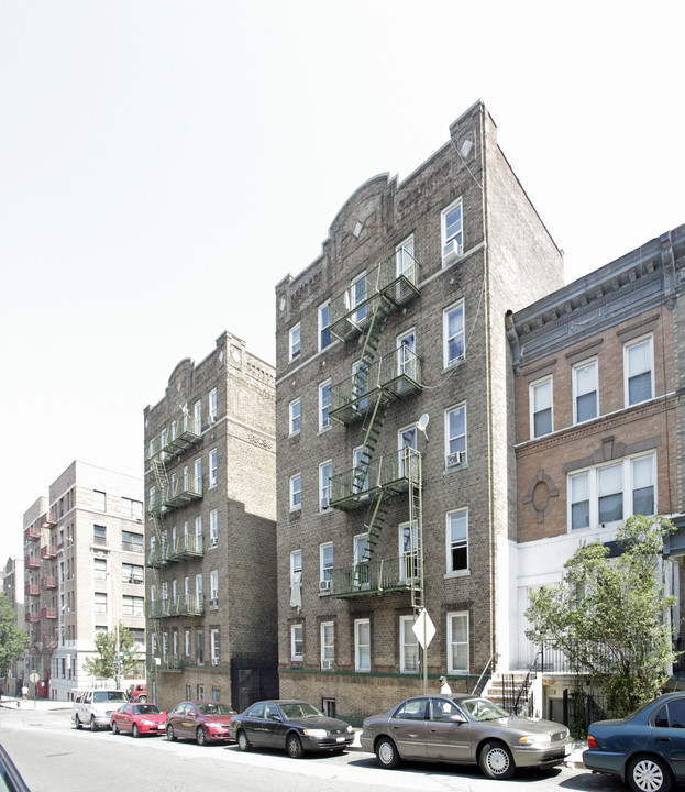 101 E 179th St in Bronx, NY - Building Photo