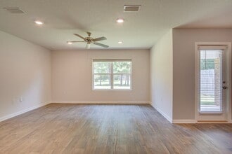 7328 Lakeside Oak Ct in Bellview, FL - Building Photo - Building Photo