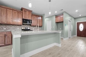 205 W 11th St in Bonham, TX - Building Photo - Building Photo