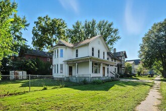 325 Kirkwood Blvd in Davenport, IA - Building Photo - Building Photo