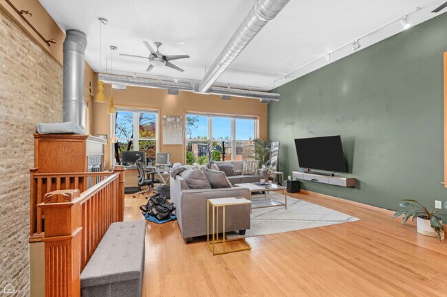1341 N Western Ave, Unit 3 in Chicago, IL - Building Photo - Building Photo