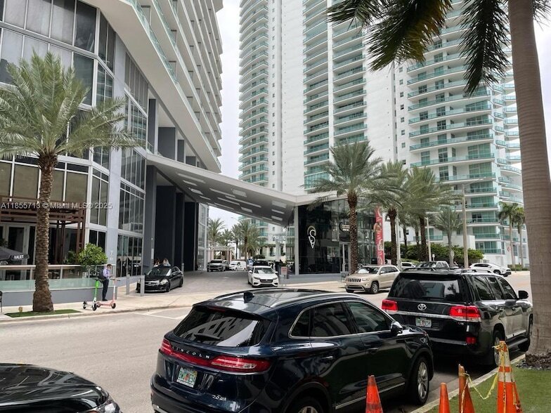 170 SE 14th St, Unit 1904 in Miami, FL - Building Photo