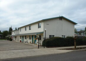 1287 R St in Springfield, OR - Building Photo