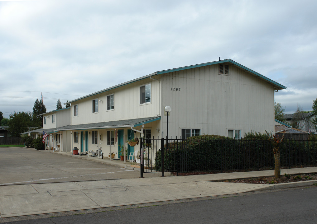 1287 R St in Springfield, OR - Foto de edificio