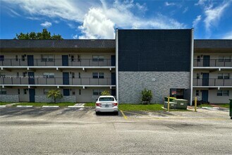 8060 Fairview Dr in Tamarac, FL - Building Photo - Building Photo