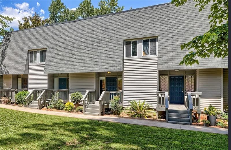 301 Harbor Heights Dr in Lexington, SC - Building Photo