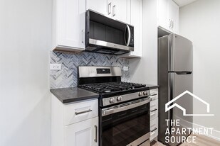 530 W Aldine Ave, Unit 208 in Chicago, IL - Building Photo