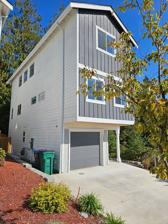 1042 NW Dragonstone St in Bremerton, WA - Building Photo - Building Photo