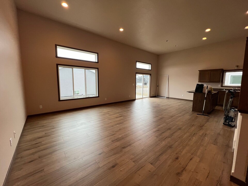 3011 33rd Ave S in Moorhead, MN - Building Photo