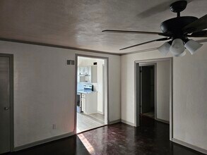 5240 Highland Ave in Kansas City, MO - Building Photo - Building Photo