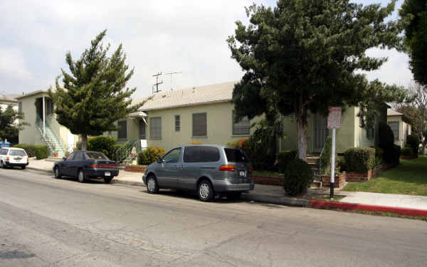 2103 Oak St in Santa Monica, CA - Building Photo