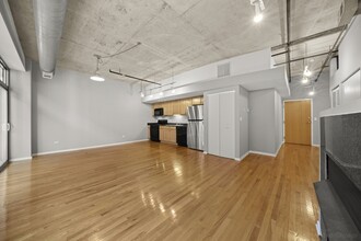 933 W Van Buren St, Unit 718 in Chicago, IL - Building Photo - Building Photo