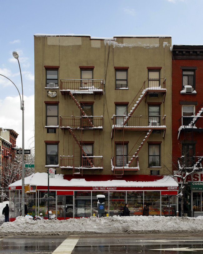 146-148 1st Ave in New York, NY - Foto de edificio - Building Photo